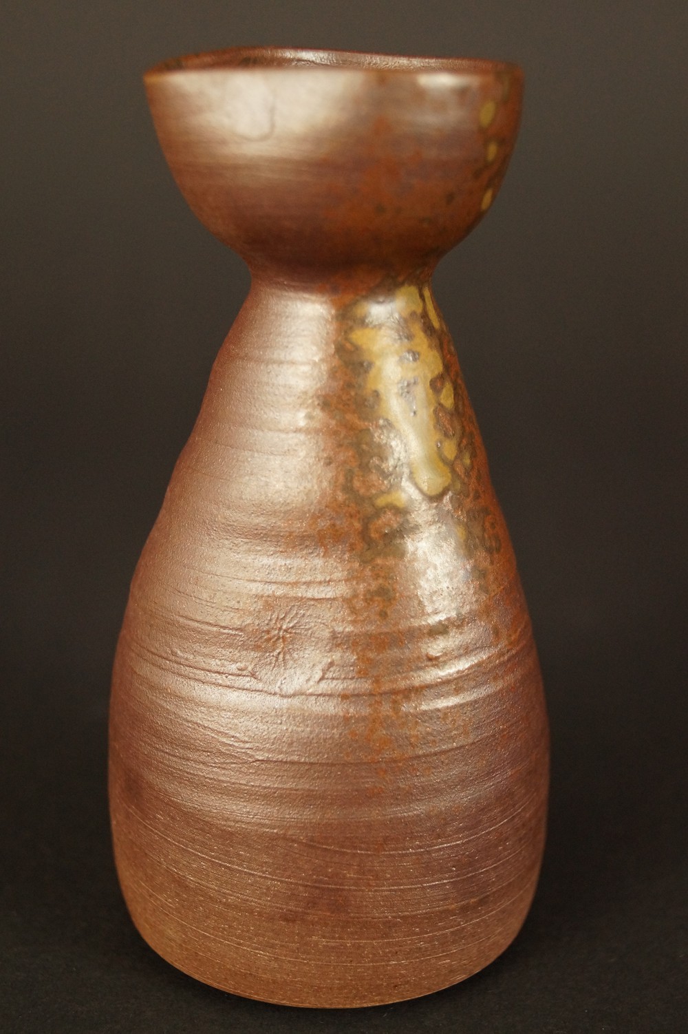 Butelka do sake Bizen z czarkami guinomi widok tylny tokkuri
