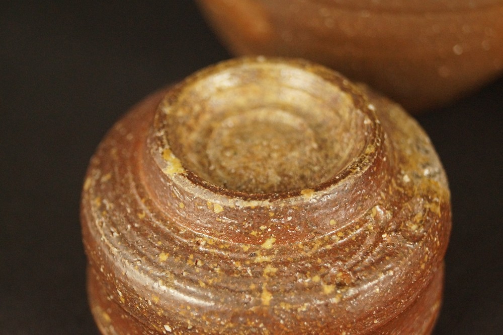 Bizen Tokkuri-Set mit 2 Guinomi Guinomi Boden Nahaufnahme