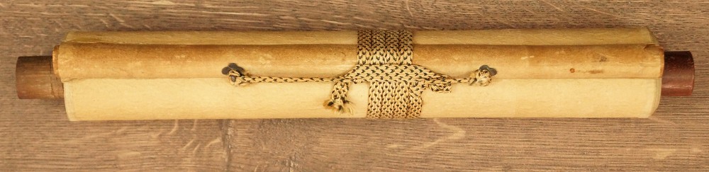 Zusammengerolltes Rollbild mit Kordel gebunden Kakemono zusammengerollt