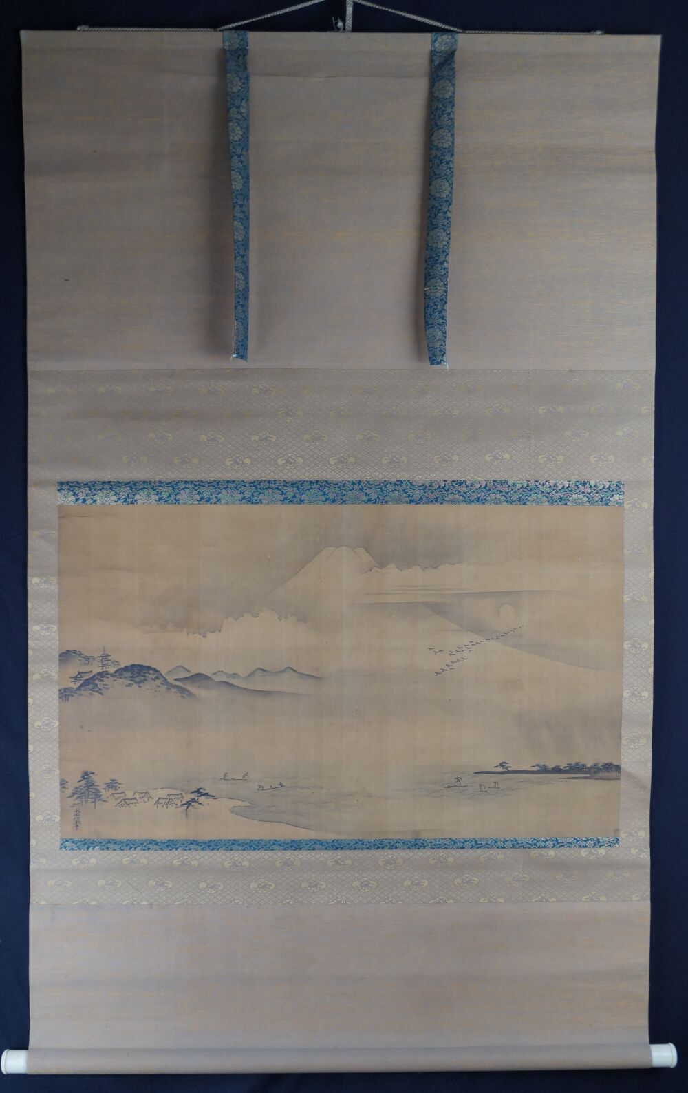 Kakemono Fuji im Morgennebel von Kano Zuizen in voller gerahmter Ansicht
