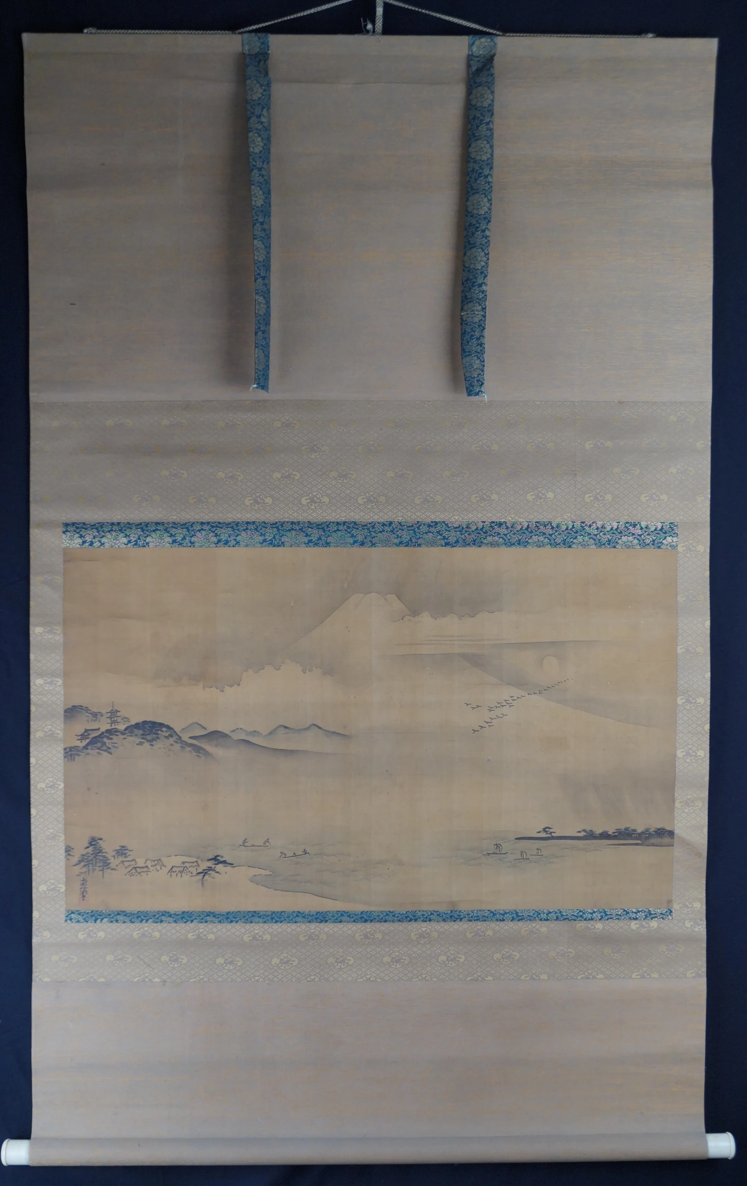 Kakemono Fuji im Morgennebel von Kano Zuizen in voller gerahmter Ansicht