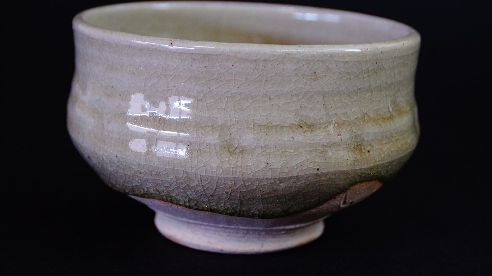 Seitenansicht des Chawan aus Seto-Keramik mit gesprenkelter Glasur und dunklem Fuss
