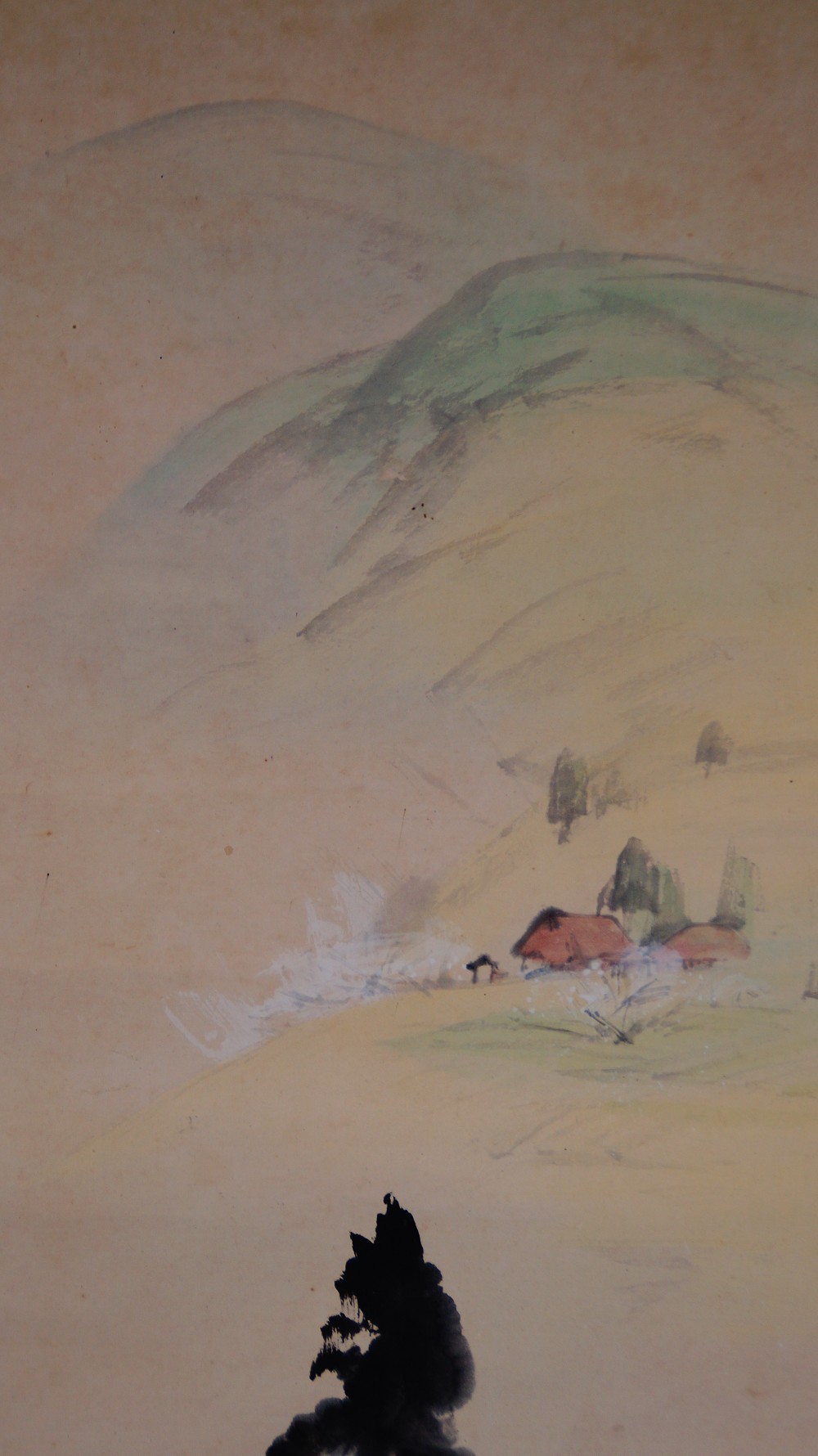 Nahaufnahme der Berglandschaft mit einem kleinen Dorf im Nebel auf dem Kakemono