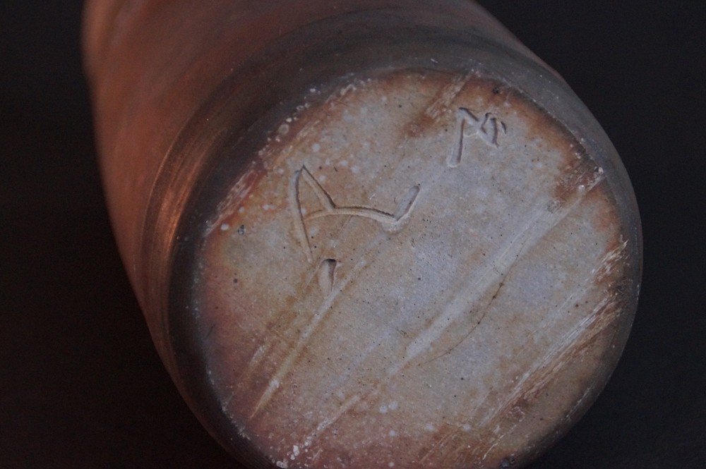 Vaso Bizen di Toho primo piano del fondo con marchio del vasaio
