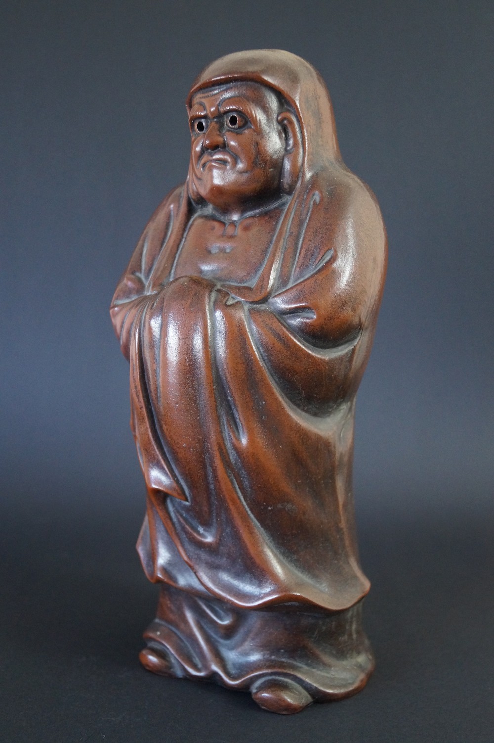 Daruma Figur aus Bizen Keramik Frontalansicht