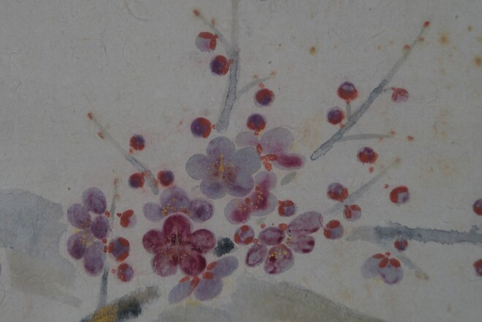 Handgemalter Pflaumenblütenzweig auf einem japanischen Rollbild, rosa und violette Blüten mit roten Knospen auf hellem Washi-Papier