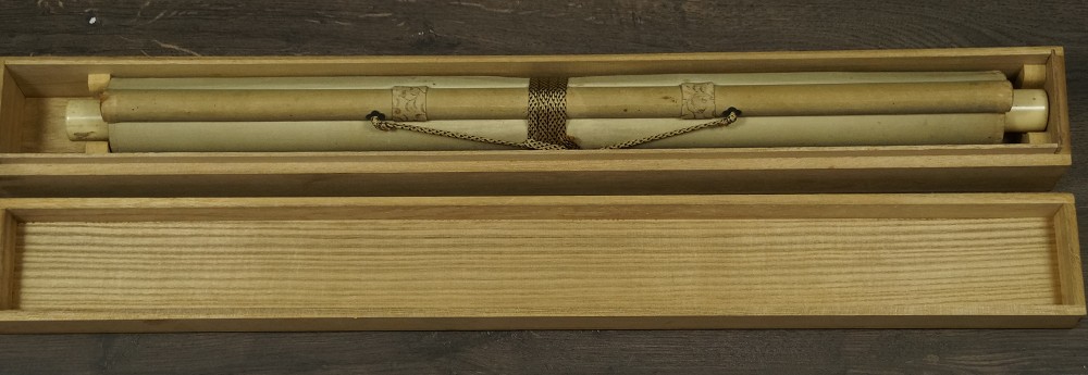 Zusammengerolltes Kakemono in der Aufbewahrungsbox mit Jikusaki aus Knochen