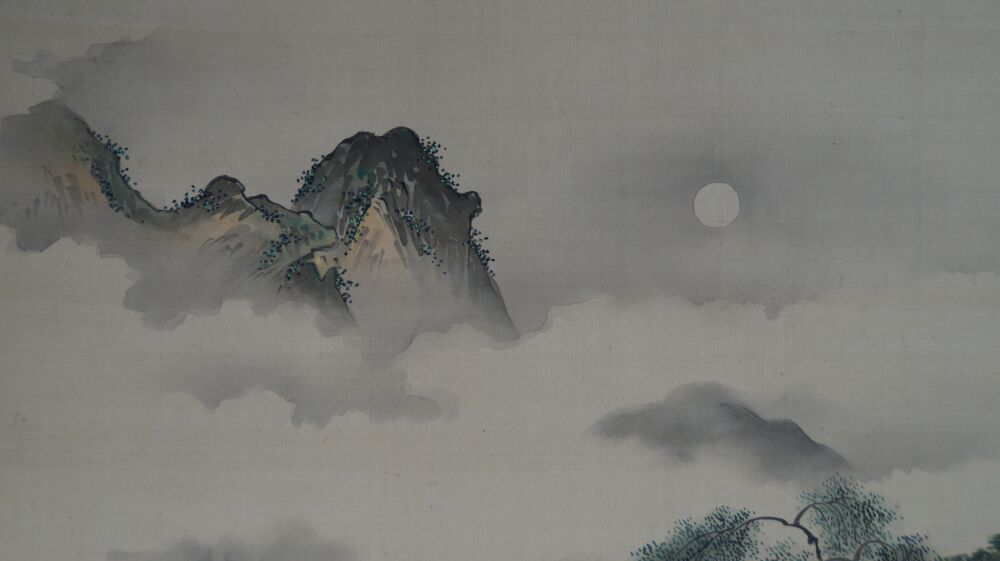 Nahaufnahme des Bergmassivs mit Mond ueber den Wolken im Kakemono Begegnung am Fluss