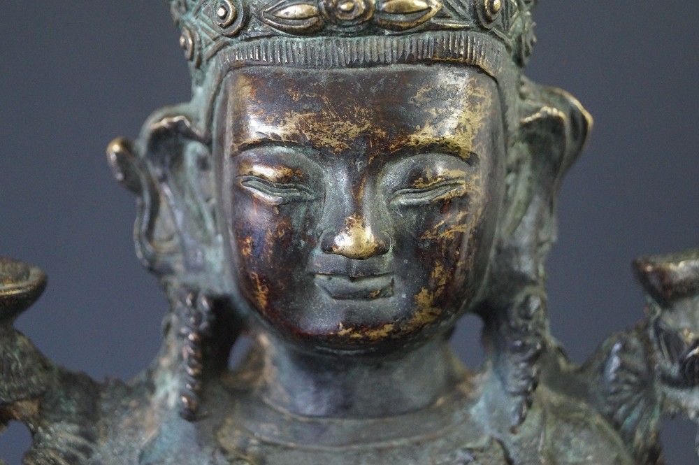 Figura di Buddha cinese in bronzo primo piano del motivo 1