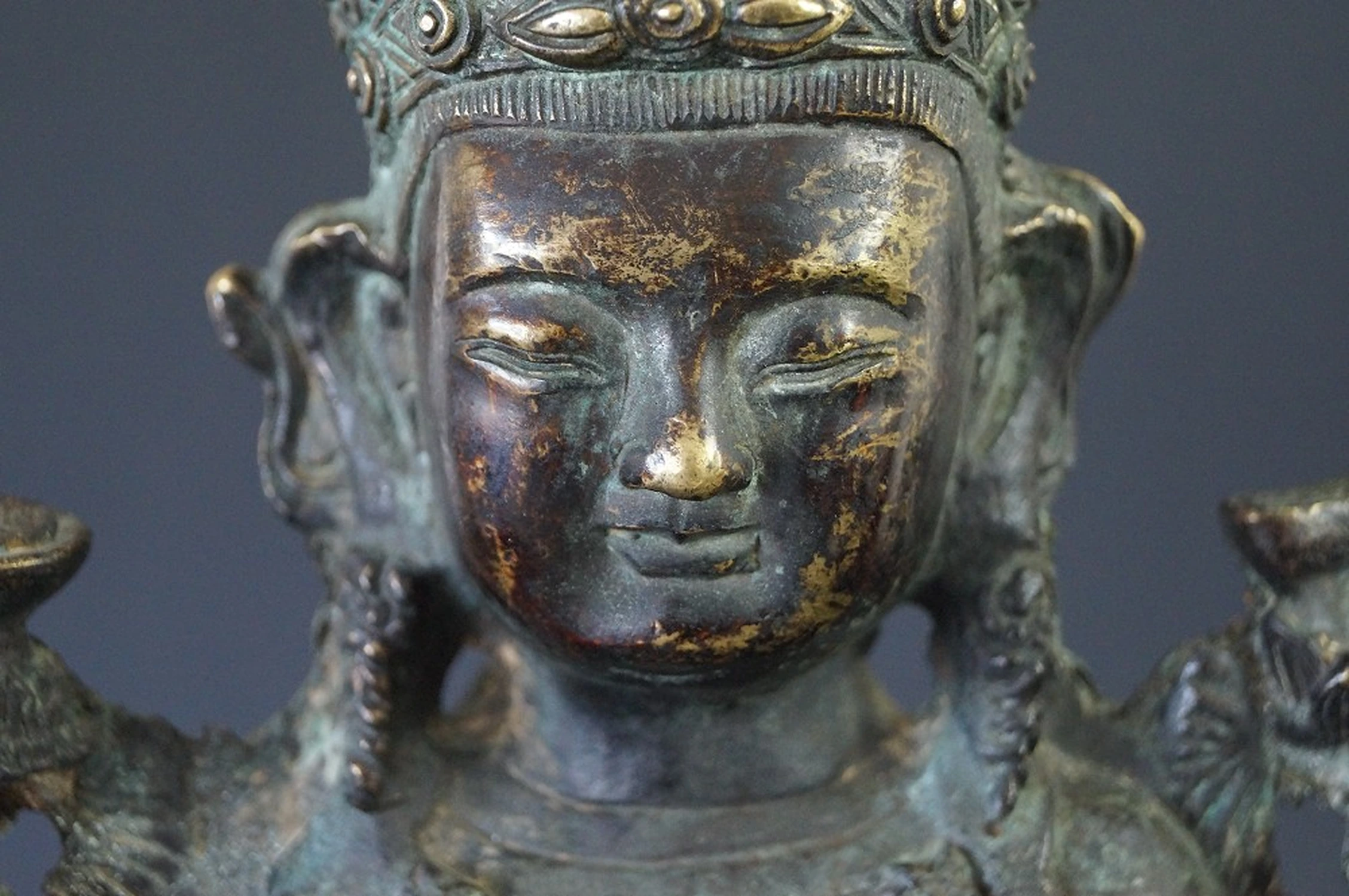 Chinesische Bodhisattva-Figur aus Bronze Motiv Nahaufnahme 1