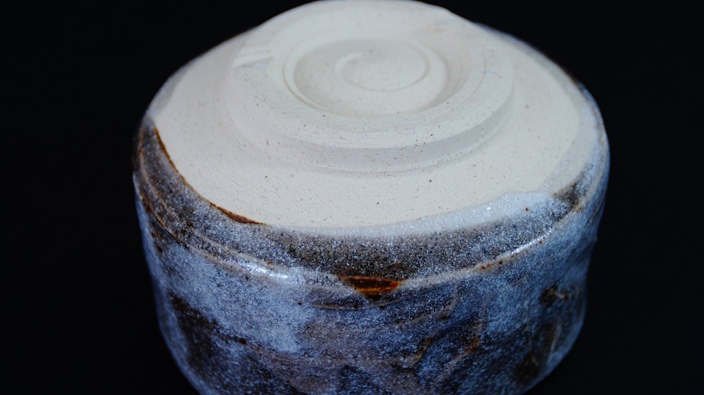 Weitere Nahaufnahme des Chawan-Bodens mit spiralfoermigen Drehspuren im unglasierten Scherben von Kazufumi Wada