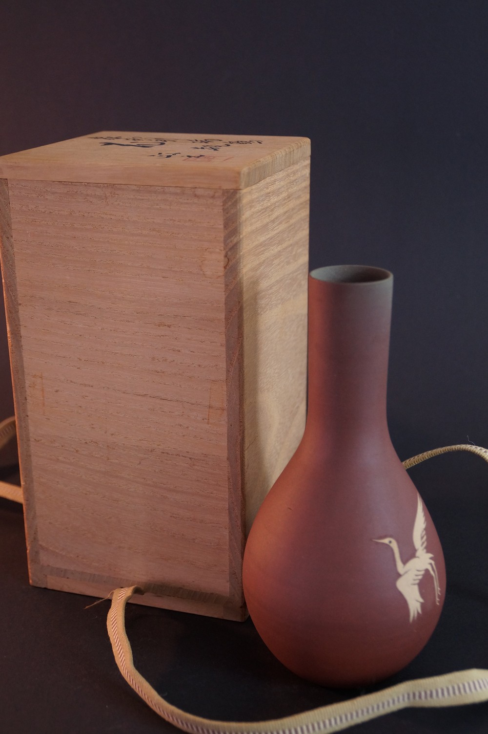 Kyo Vase von Masayuki Imai Frontalansicht mit Aufbewahrungsbox