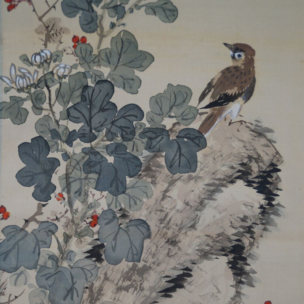 Weitere Ansicht des Gesamtmotivs mit Vogel, Chrysanthemen und Felsen im Kakemono Herbstchrysanthemen, ohne Rahmung