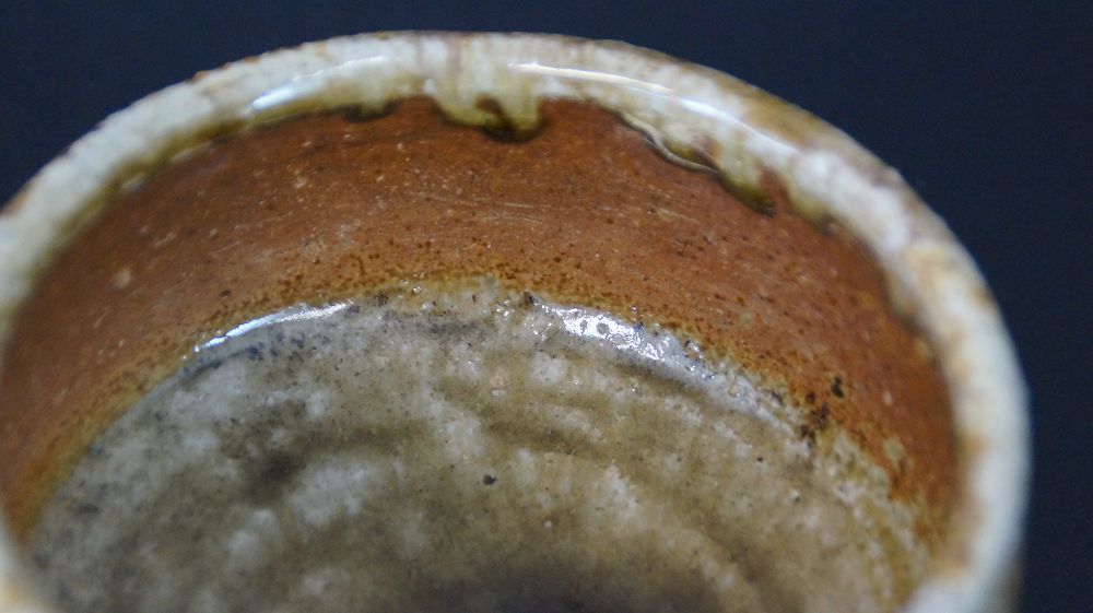 Nahaufnahme der zweifarbigen Innenglasur der Chawan Teeschale aus Shigaraki-Keramik