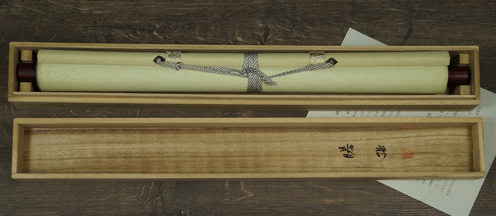 Zusammengerolltes Kakemono in der Aufbewahrungsbox mit Titeletikett Kacho