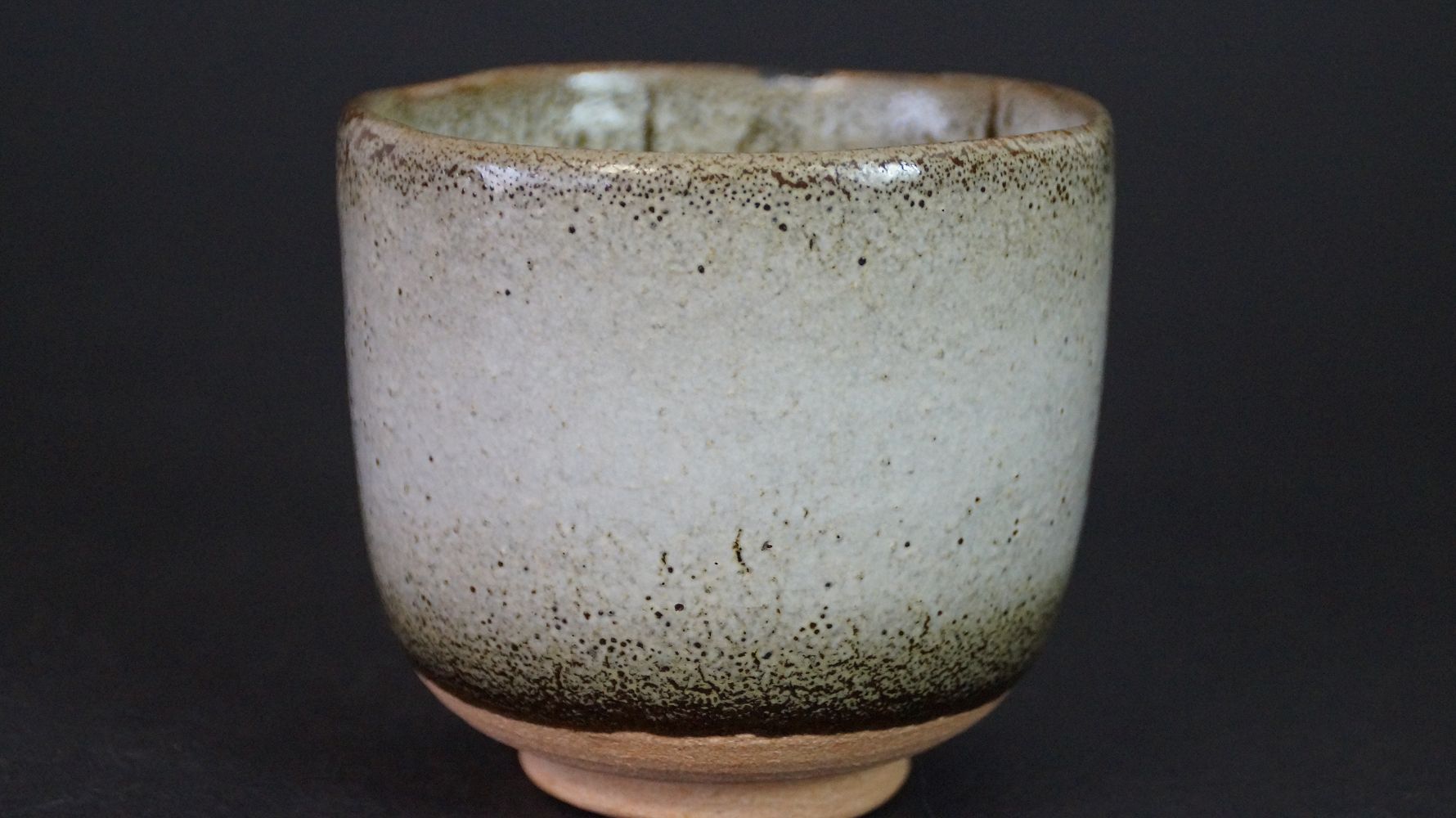 Weitere Ansicht der Chawan Teeschale aus Kyoto-Keramik mit fein gesprenkelter Glasur