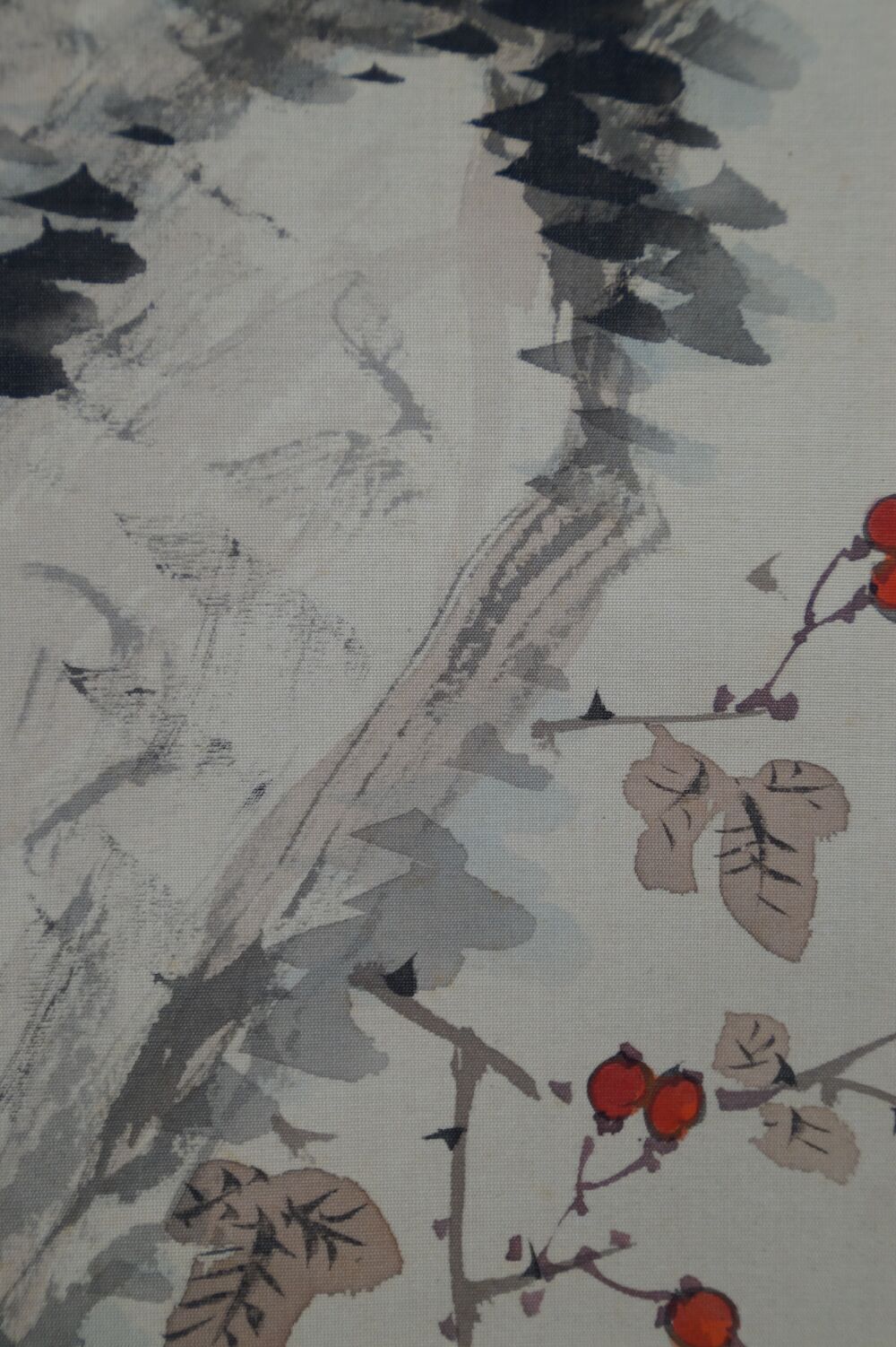 Detailansicht des Felsens mit Zweig und roten Beeren im Kakemono Herbstchrysanthemen