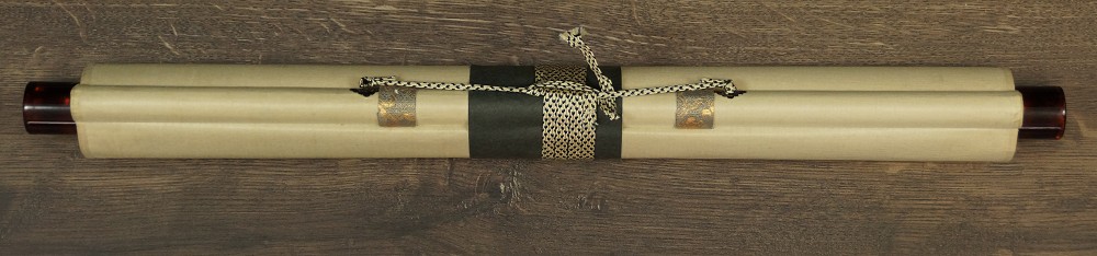 Zusammengerolltes und mit Kordel verschnuertes Kakemono mit Jikusaki aus Holz