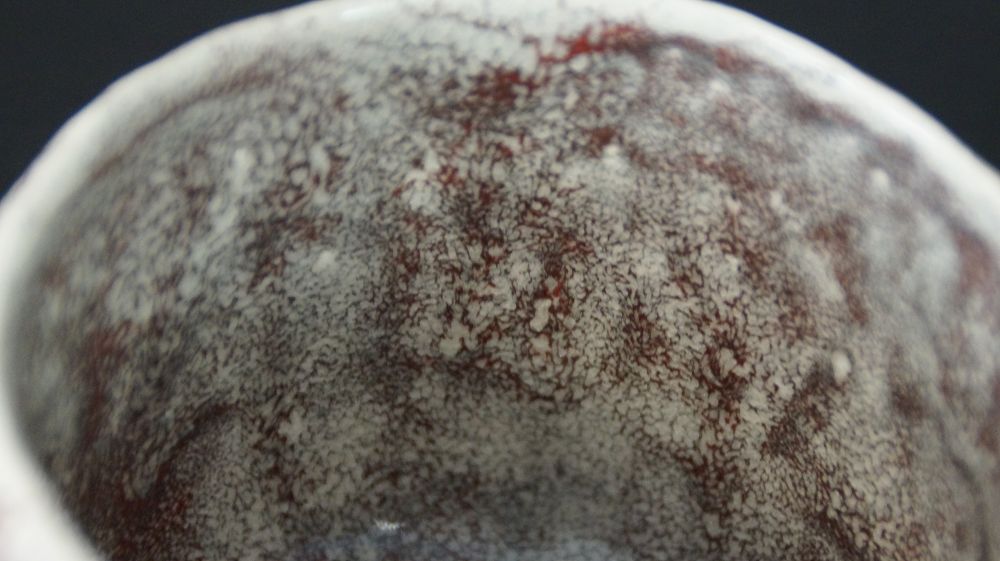Nahaufnahme des weiss glasierten Randes der Chawan Teeschale aus Minoh-Keramik