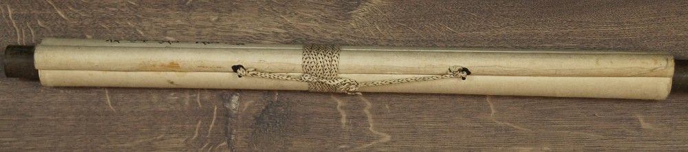 Kakemono roulé et ficelé