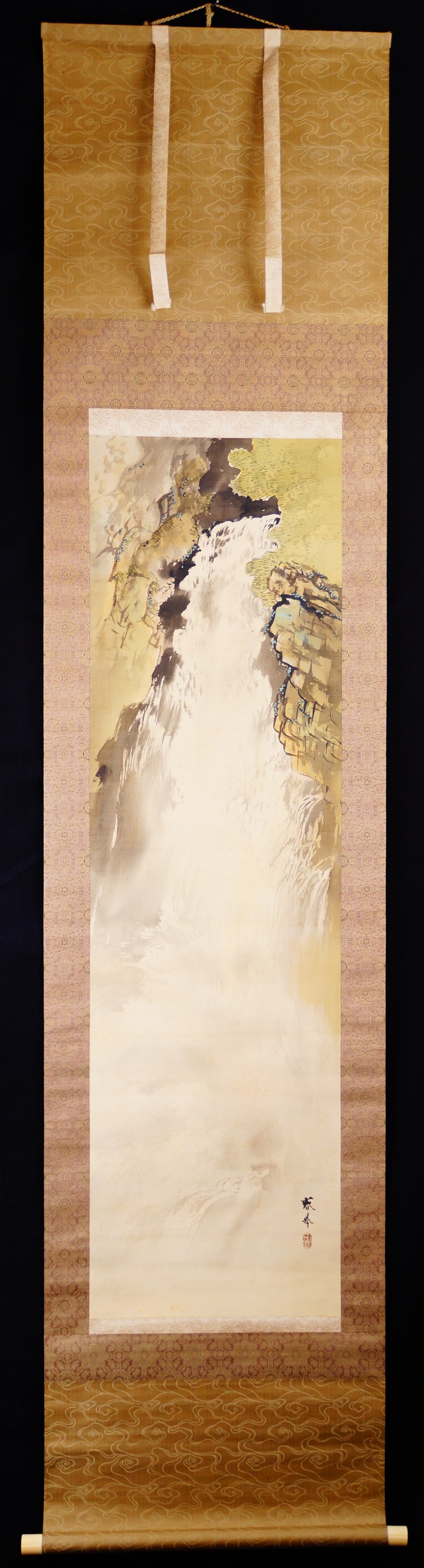Tosender Wasserfall als Kakemono von Yamamoto Shunkyo in der Gesamtansicht mit goldbrauner Randmontierung