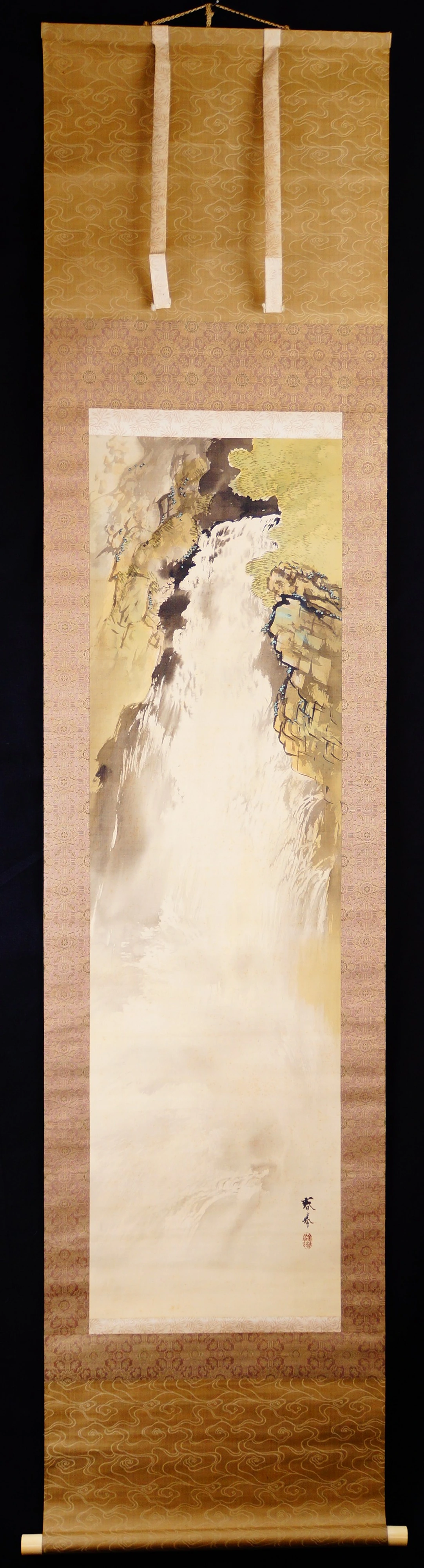 Tosender Wasserfall als Kakemono von Yamamoto Shunkyo in der Gesamtansicht mit goldbrauner Randmontierung