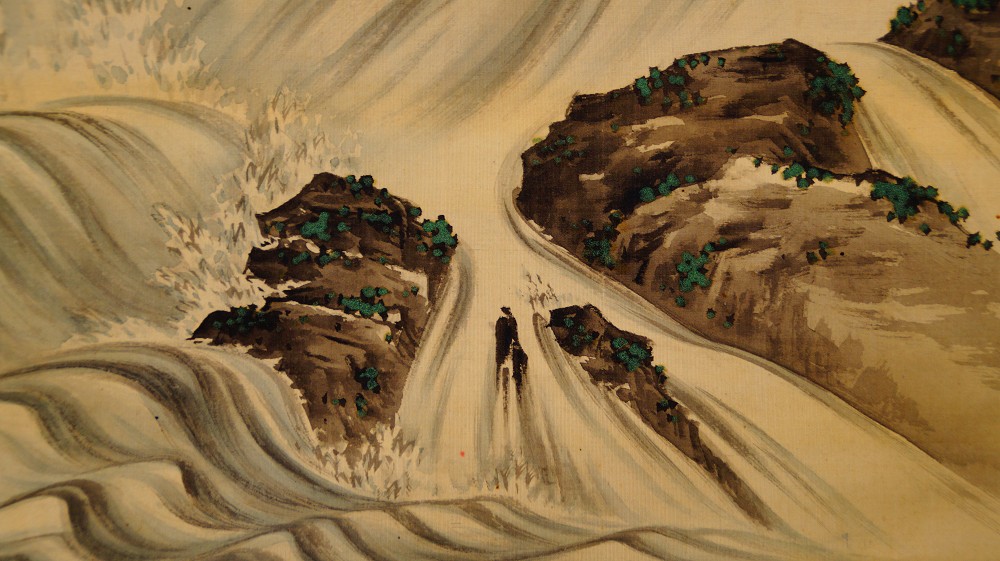 Nahaufnahme der schaeumenden Wellen und Felsen mit einer winzigen Wanderfigur im Kakemono Karpfen unter dem Wasserfall von Takekawa Tomohiro