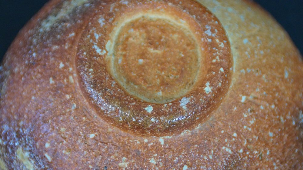 Otra vista de detalle del pie del chawan de cerámica de Shigaraki desde arriba