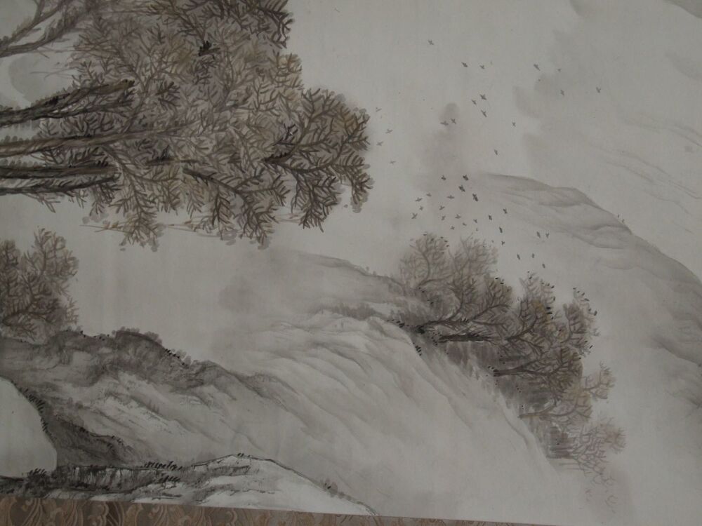 Autre vue de détail du vol d'oiseaux et des arbres dans le kakemono Paysage avec voyageur