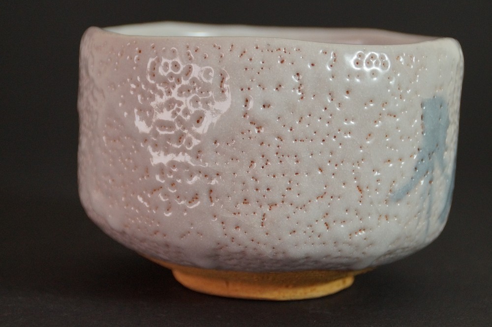 Weitere Seitenansicht des Chawan mit organisch geformtem Rand und Shino-Glasur