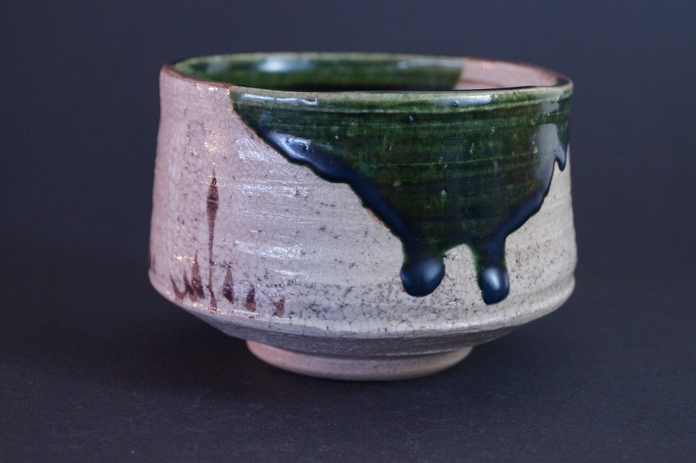 Bol à thé Oribe Chawan par Tetsuzan Matsumoto vue de face