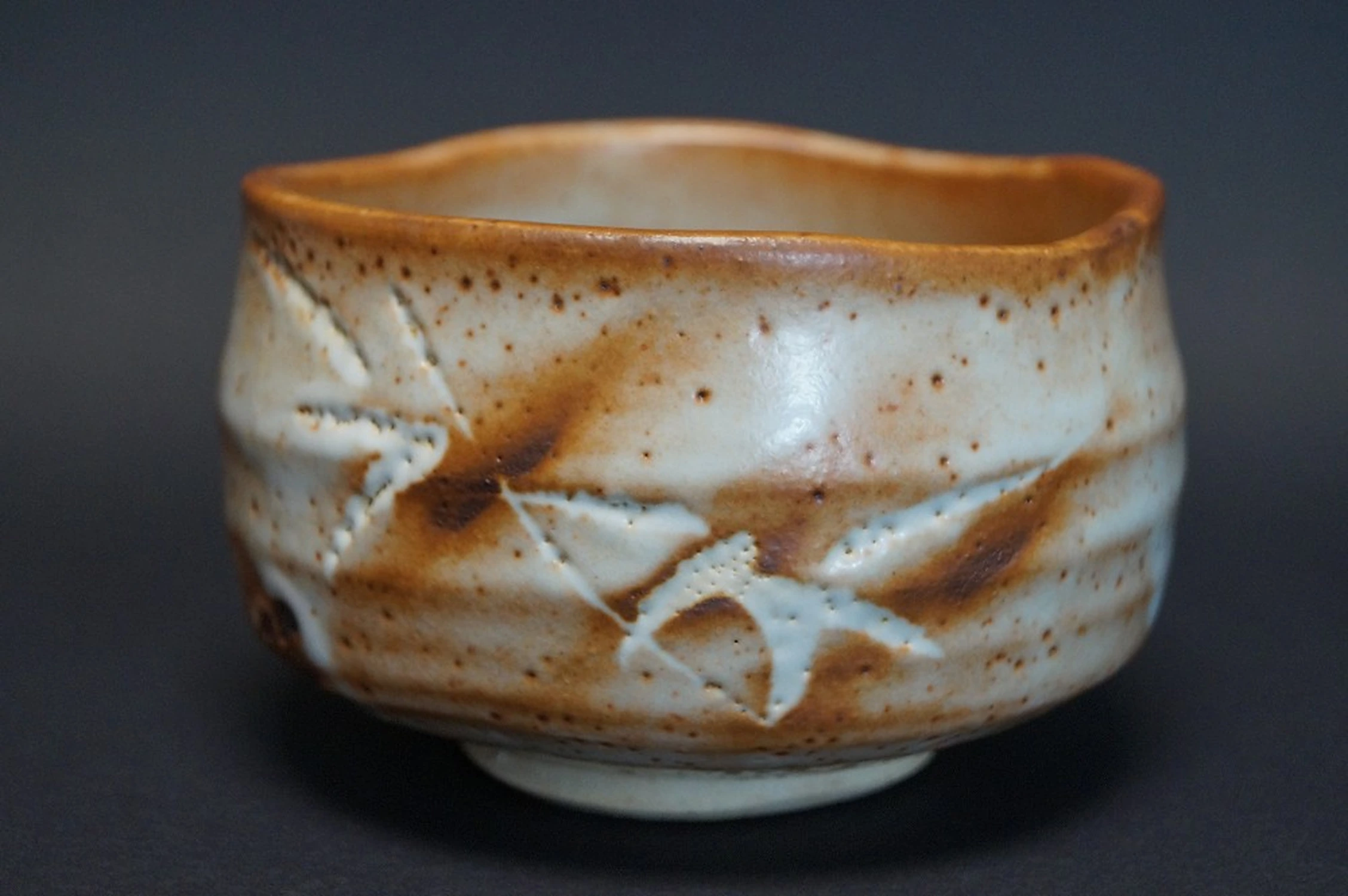Chawan in ceramica Shino di Shūzan vista frontale