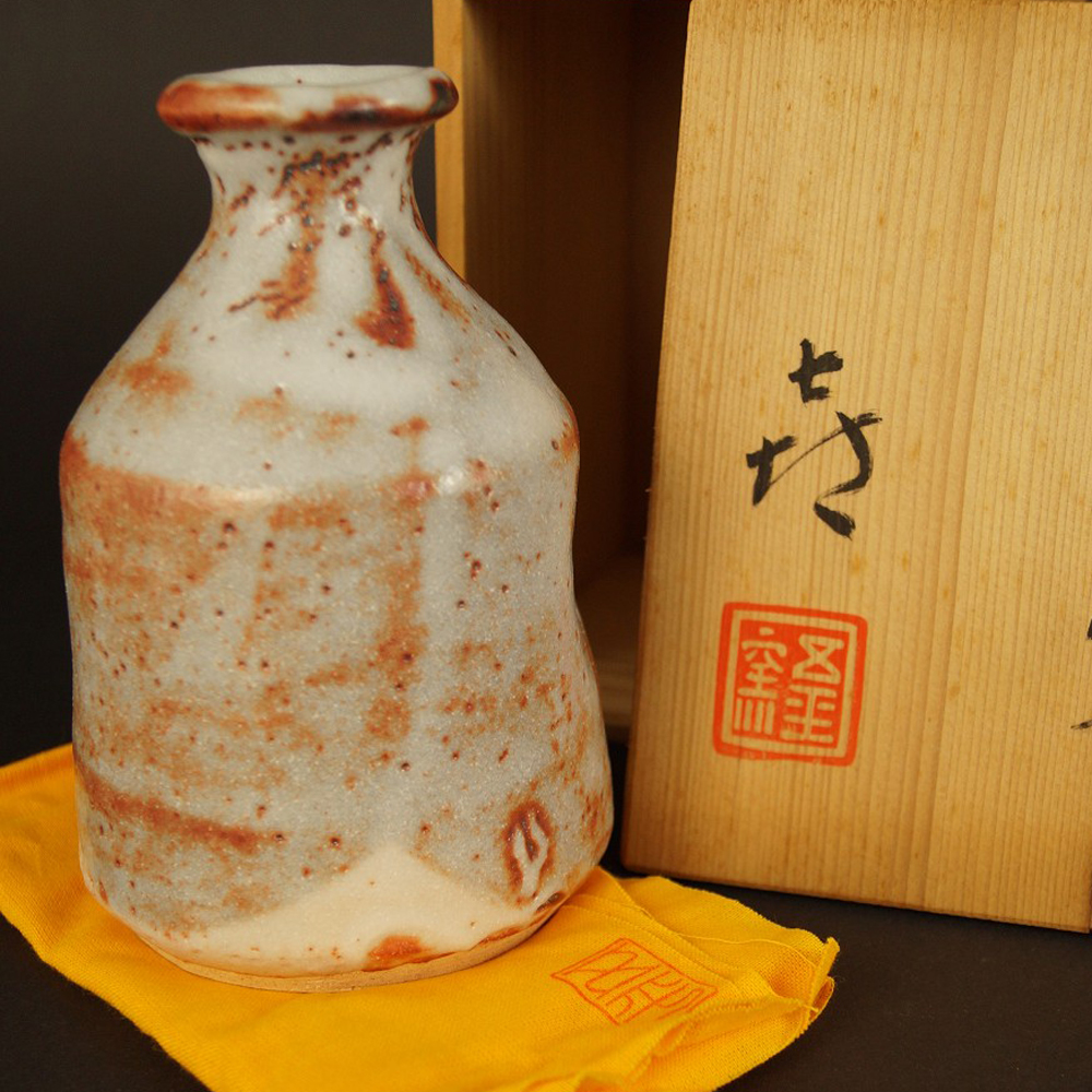 Shino Tokkuri Sakeflasche mit Aufbewahrungsbox Motiv Nahaufnahme Vorschau