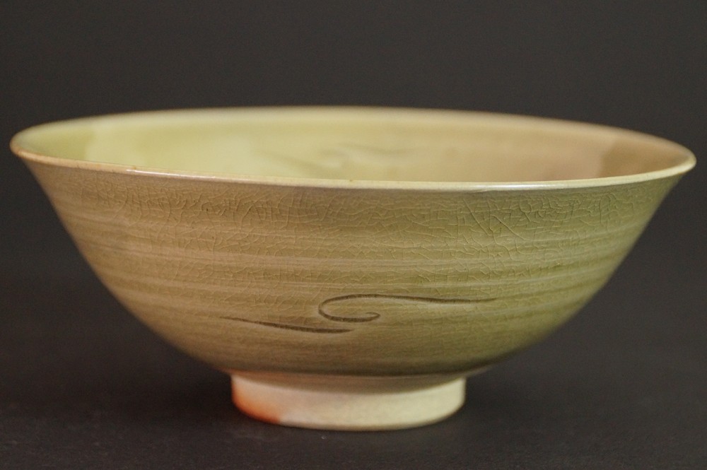 Seitenansicht des Chawan mit sichtbarer geschwungener Ritzlinie am Rand