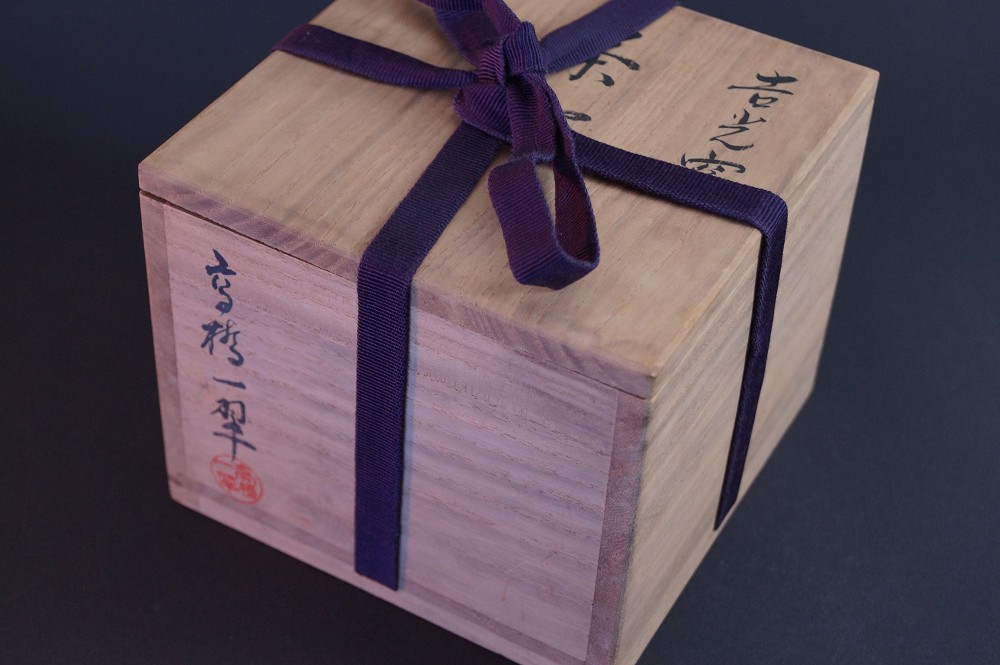 Mit violetter Kordel verschnuerte Aufbewahrungsbox des Chawan