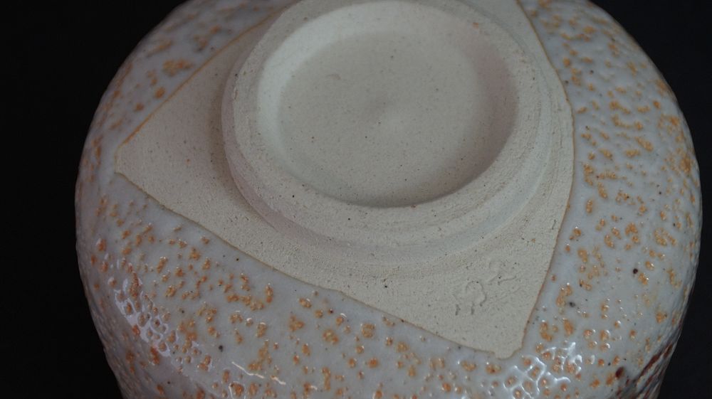Detailansicht des Standfusses mit eingeritzter Marke der Chawan aus Shino-Keramik
