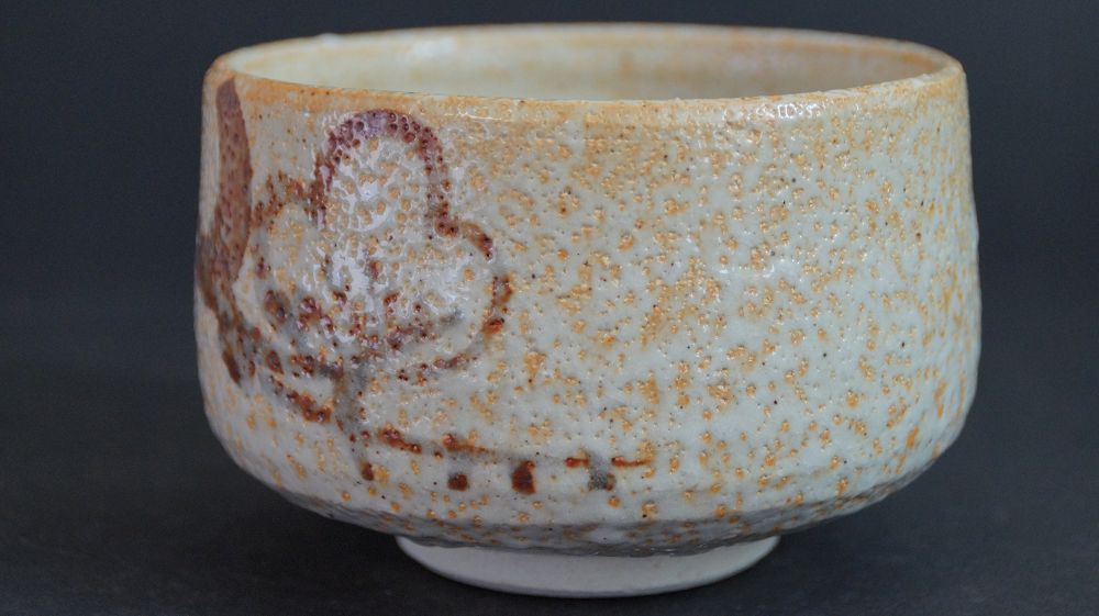 Weitere Ansicht der Chawan aus Shino-Keramik mit vollstaendigem Pinselmotiv