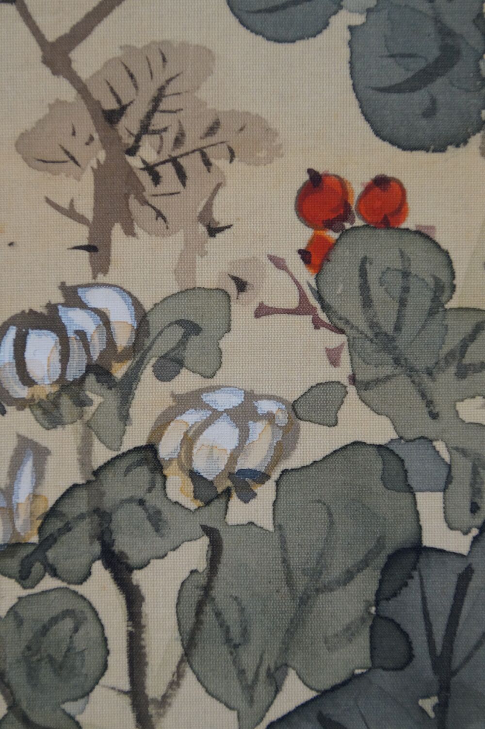 Detailansicht der weissen Chrysanthemenblueten und roten Beeren im Kakemono Herbstchrysanthemen