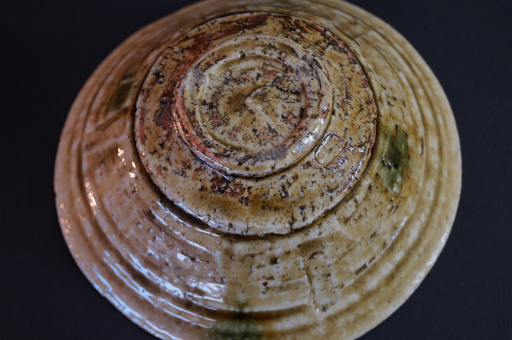 Cuenco de té chawan de Seto por Jyotetsu Yamaguchi primer plano de la base