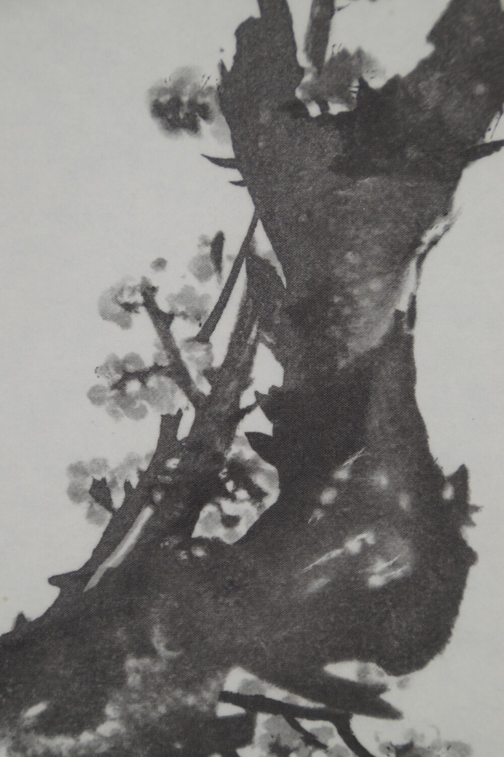 Extreme Nahaufnahme des knorrigen Pflaumenstamms mit Bluetenzweigen in der Spatz-Rolle des Triptychons nach Miyamoto Musashi