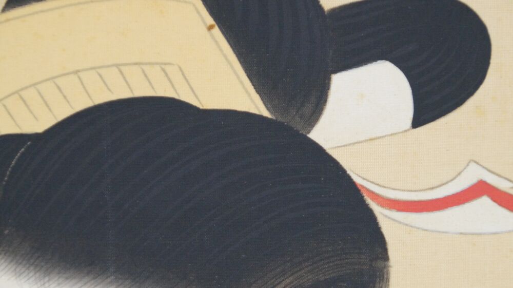 Gros plan de la coiffure élaborée avec peigne et nœud de ruban dans le Kakemono Jeune femme devant son armoire à kimono