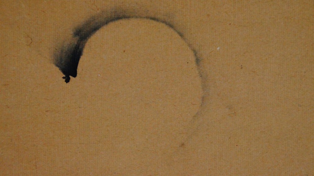 Nahaufnahme des mit wenigen Pinselstrichen angedeuteten Vollmonds