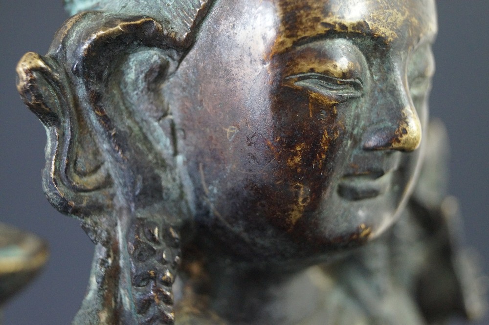 Figura cinese di Buddha in bronzo motivo primo piano 2