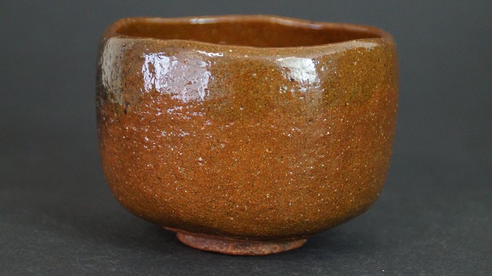 Otra vista del cuenco de té de cerámica de Ohi con esmalte marrón miel uniforme