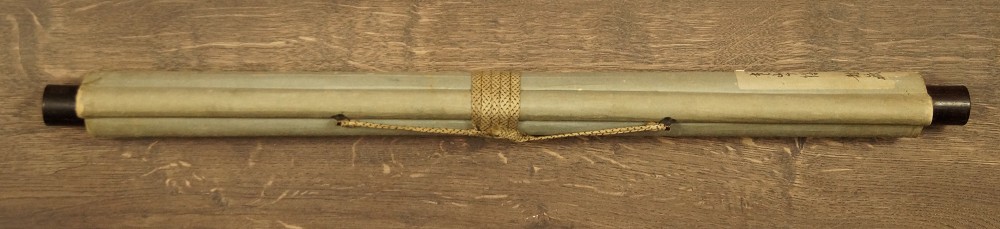 Der Kalligraph und sein Begleiter Kakemono zusammengerollt