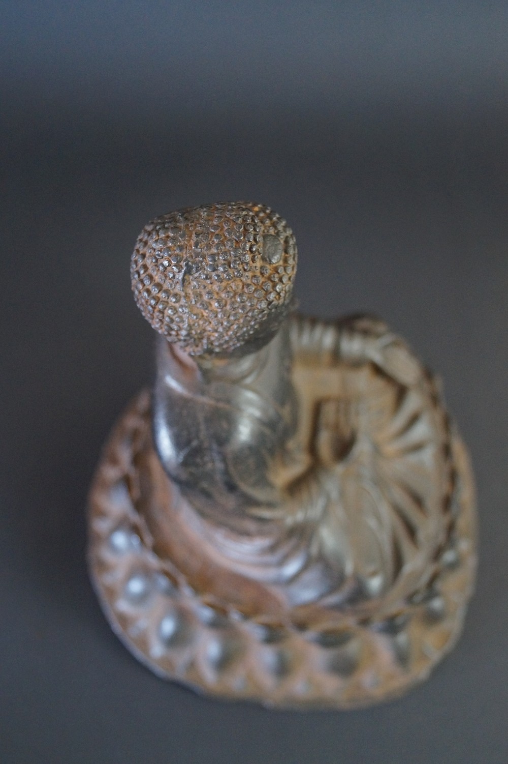 Japanische Buddhafigur aus Eisen Motiv Nahaufnahme 3