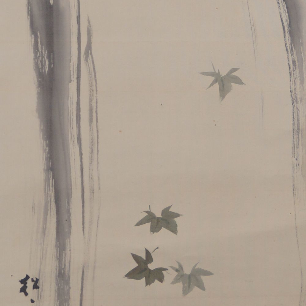 Nahaufnahme der vier ins Wasser fallenden Ahornblaetter im Kakemono Ahornblaetter am Wasserfall