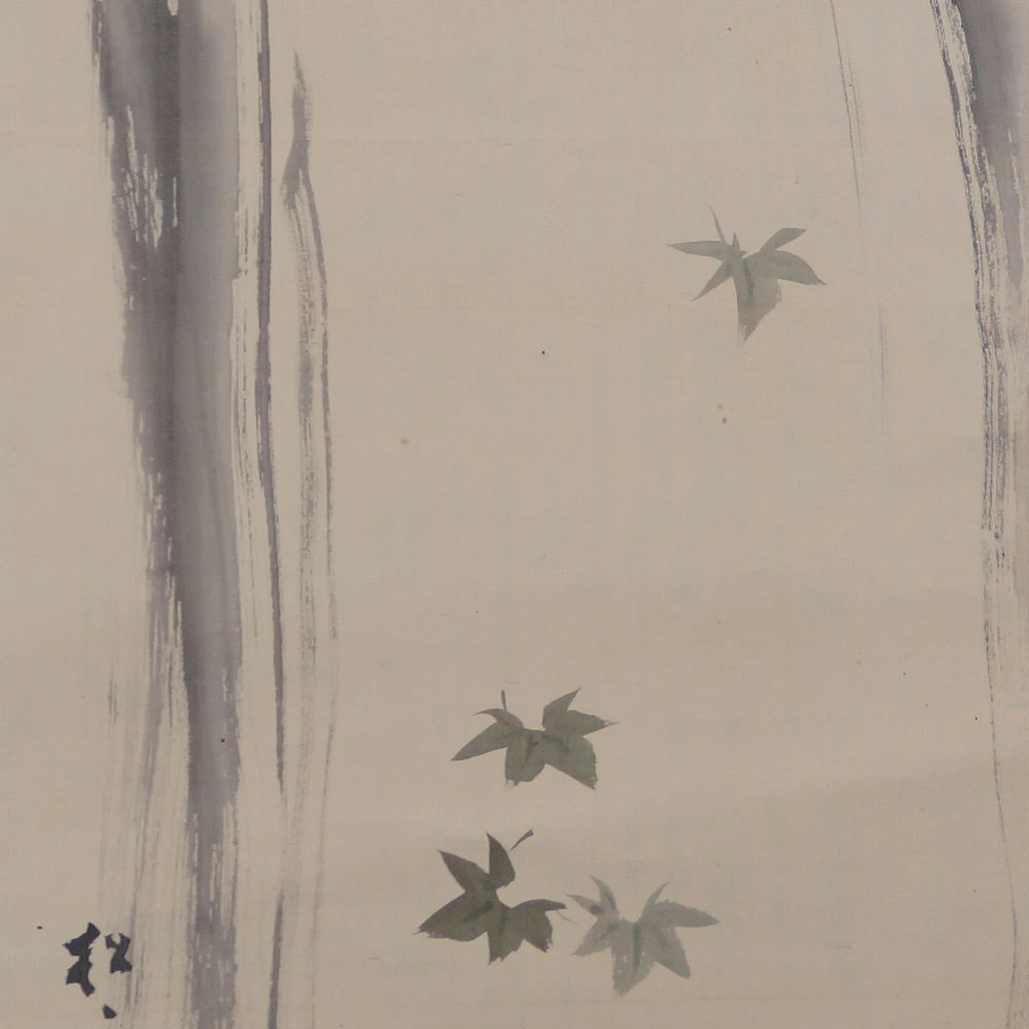 Nahaufnahme der vier ins Wasser fallenden Ahornblaetter im Kakemono Ahornblaetter am Wasserfall