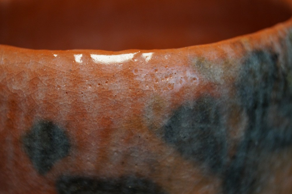 Czarka do herbaty chawan Raku autorstwa Shoraku Sasaki szkliwo zbliżenie 1