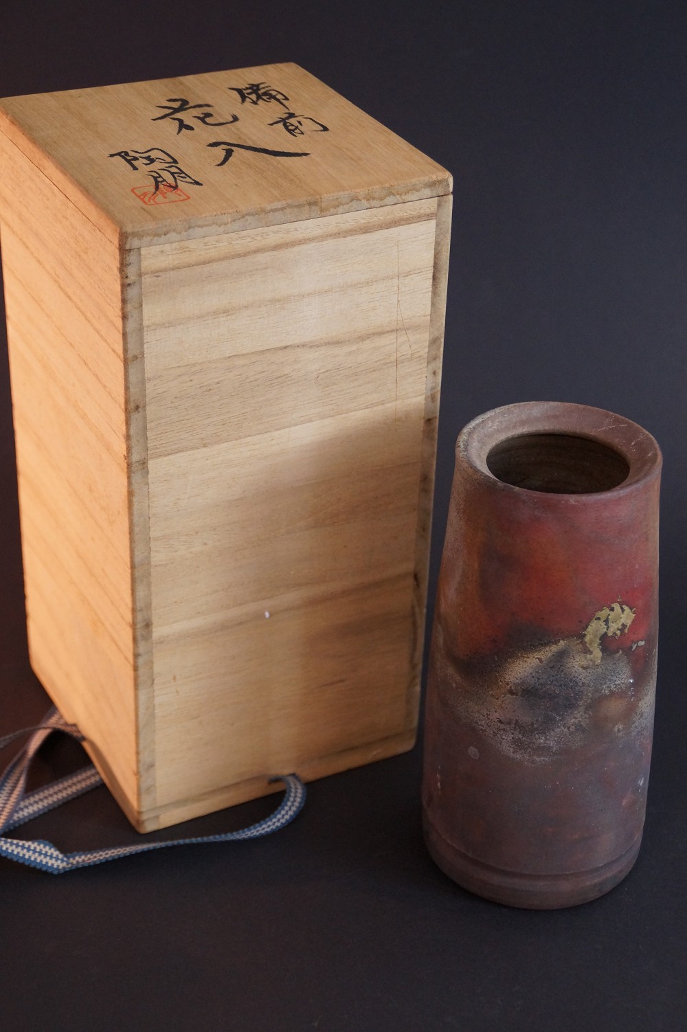 Vaso in ceramica di Bizen di Toho, vista frontale con scatola di conservazione